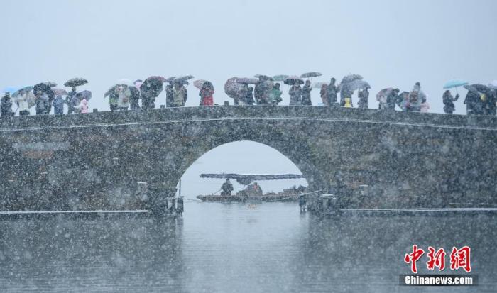 雪中的西湖美景吸引游人。 <a target='_blank'  data-cke-saved-href='/' href='/'>中新社</a>記者 王剛 攝