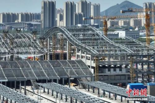 圖為航拍南沿江鐵路江陰站站房屋面鋼結(jié)構(gòu)桁架整體提升現(xiàn)場(chǎng)。(無人機(jī)照片) 中新社記者 泱波 攝